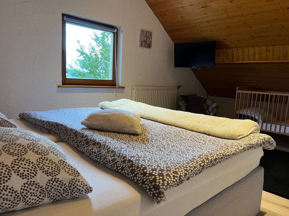 Bed, TV and multimedia, Photo of the whole room, Bedroom