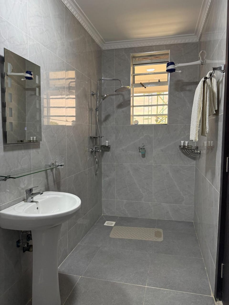 Shower, Toilet, Bathroom, towels