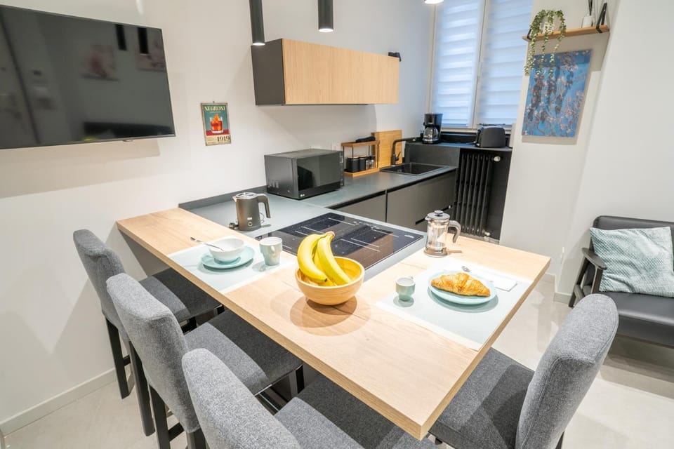 Kitchen or kitchenette, Living room, Food and drinks, Seating area, Dining area, stove