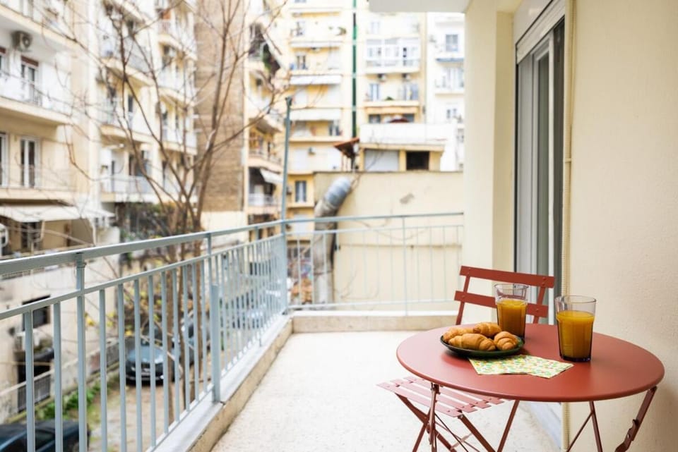 Urban Bliss - Bright, Calm & Spacious Apartment in Thessaloniki