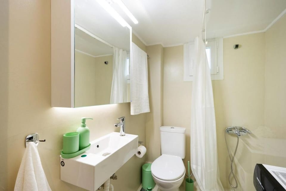 Urban Bliss - Bright, Calm & Spacious Apartment in Thessaloniki