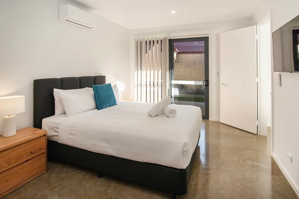 Bed, Balcony/Terrace, Bedroom, air conditioner