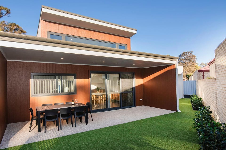 Patio, Garden, Seating area, Dining area