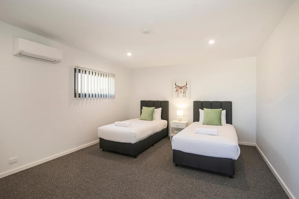 Bed, Photo of the whole room, Bedroom, air conditioner