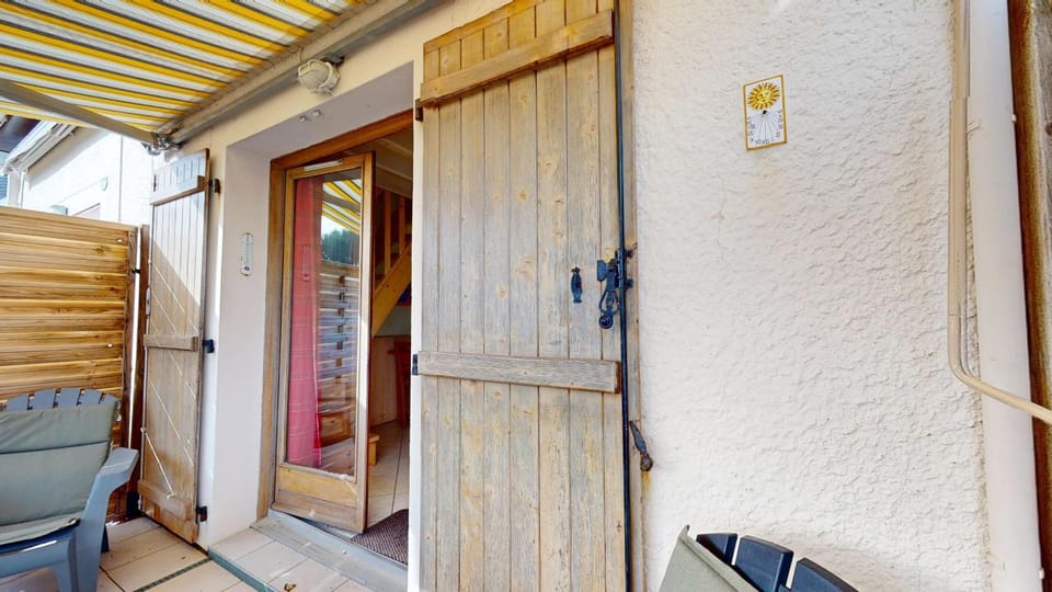Property building, Facade/entrance, Off site