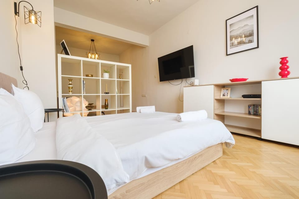 Bed, TV and multimedia, Living room, Photo of the whole room, Seating area, Evening entertainment, Bedroom