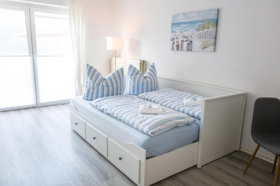 Bed, Living room, laundry