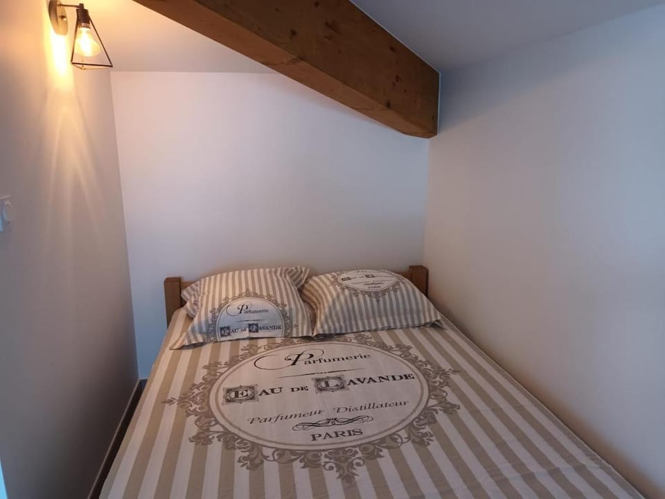 Charmant studio-cabine au calme proche de Nîmes Cabin in Nimes