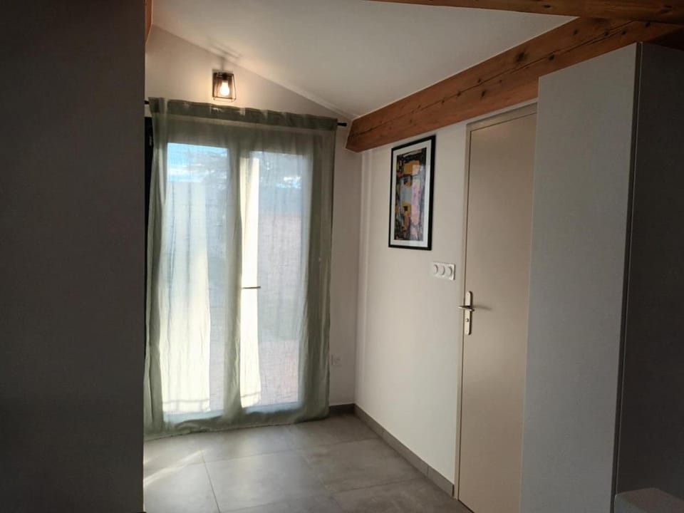 Charmant studio-cabine au calme proche de Nîmes Cabin in Nimes