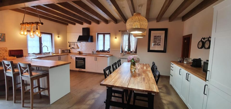Kitchen or kitchenette, Dining area