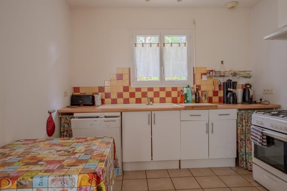 Coffee/tea facilities, dishwasher, microwave, washing machine, kitchen