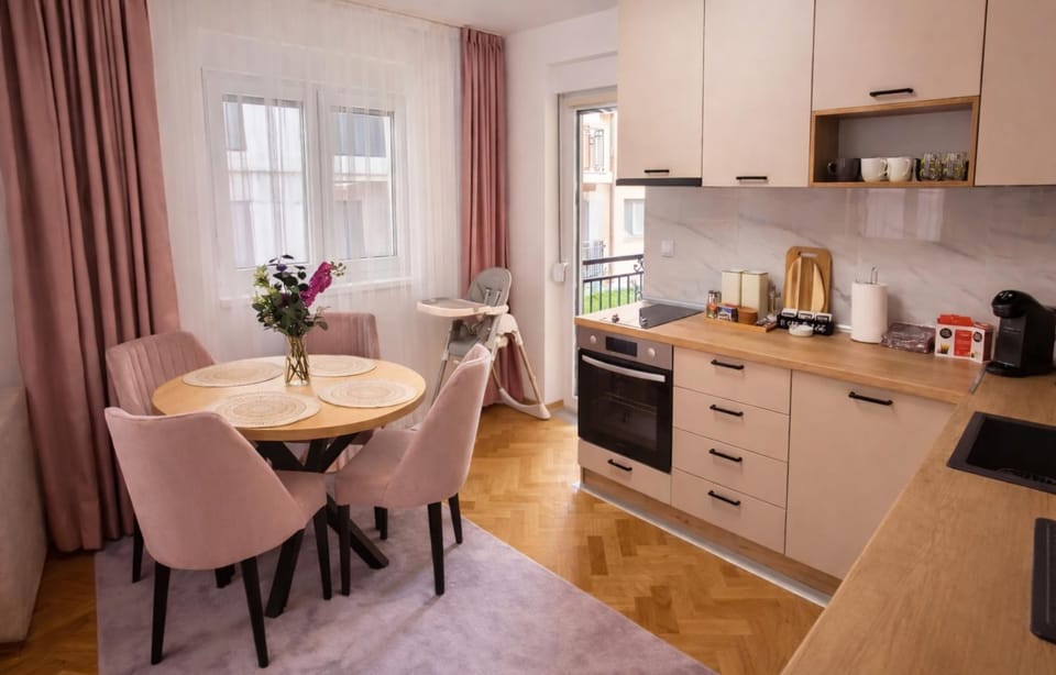 Coffee/tea facilities, Kitchen or kitchenette, Living room, Seating area, Dining area, oven, stove