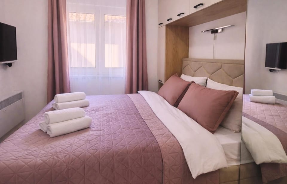 Bed, TV and multimedia, Photo of the whole room, Bedroom, towels