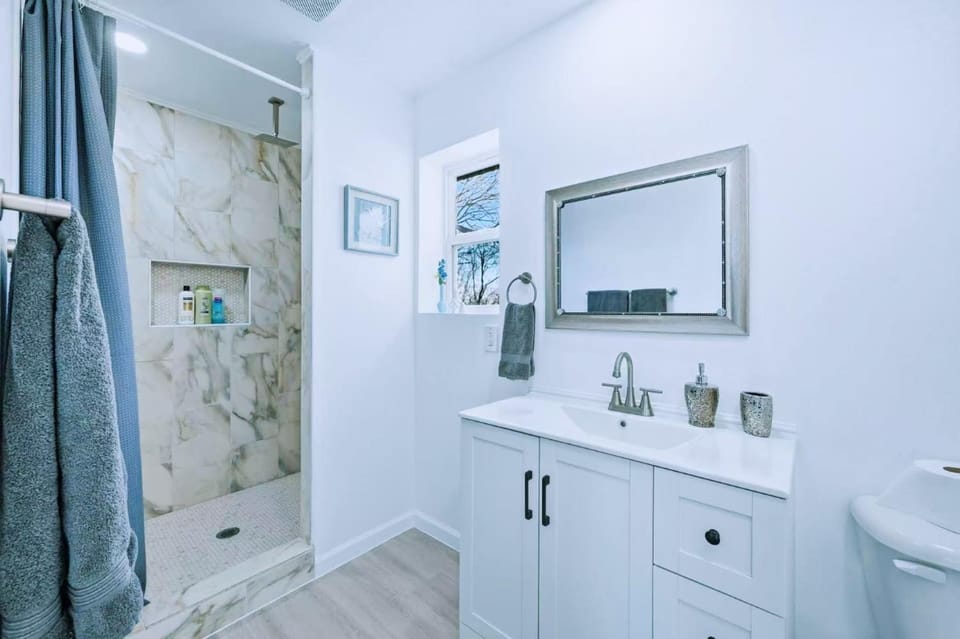 Beautiful Presidential Suite Private Bath near DFW Vacation rental in Bedford