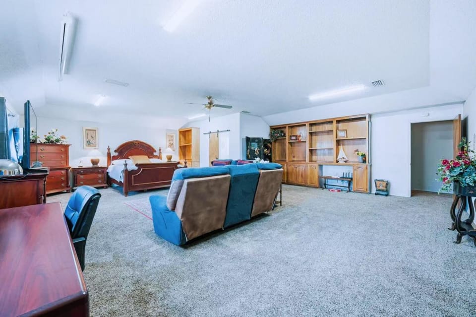 Beautiful Presidential Suite Private Bath near DFW Vacation rental in Bedford