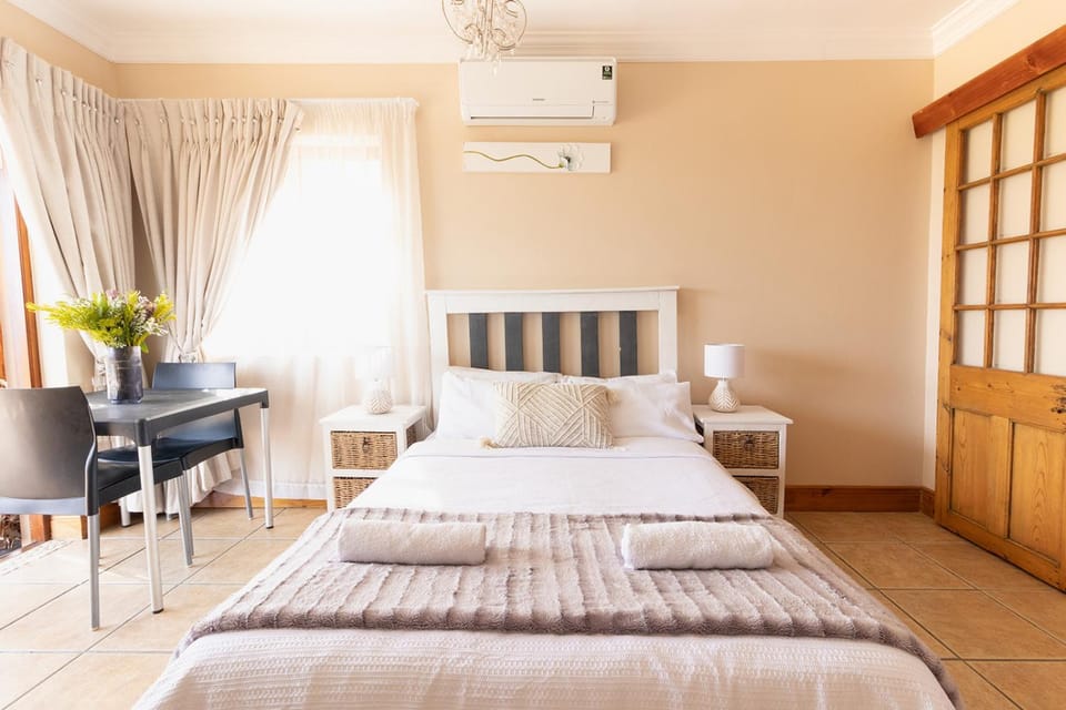 Bed, Seating area, Bedroom, air conditioner