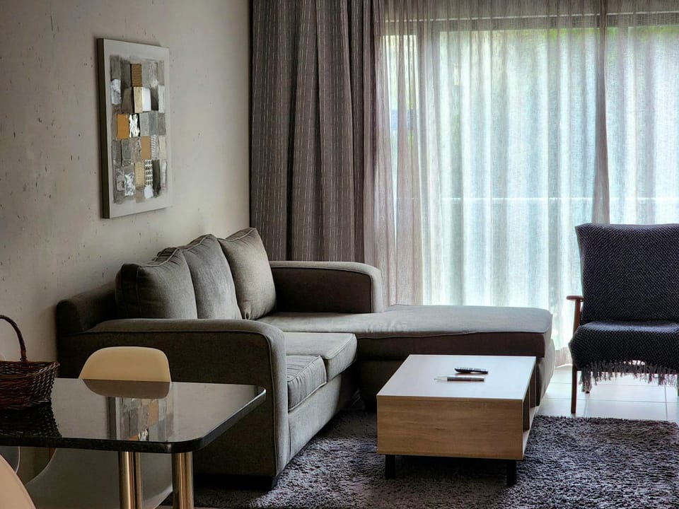 Comfort & Style at the Ihita Complex - Beverley, Sandton Apartment in Sandton