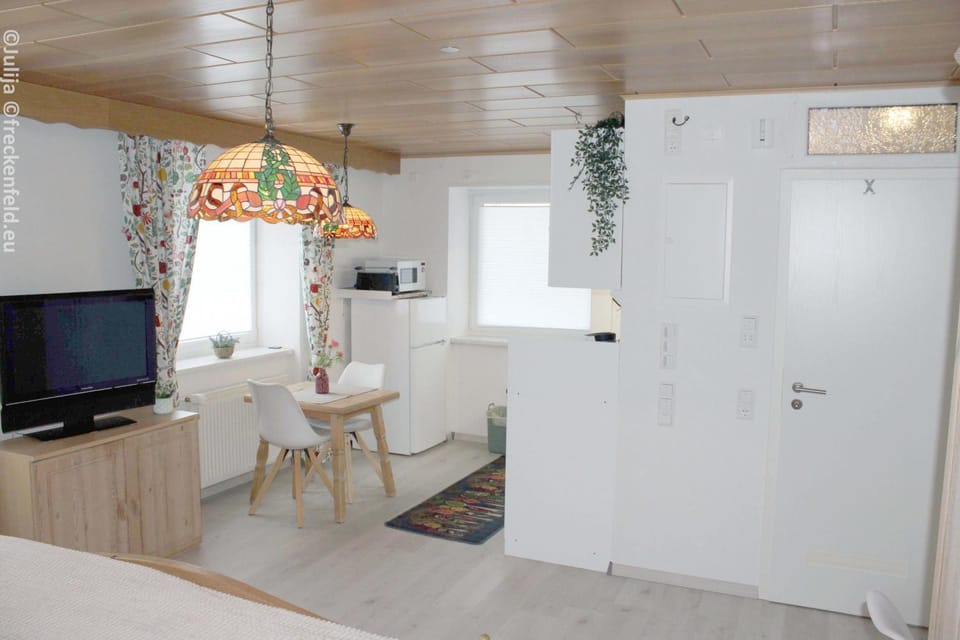 TV and multimedia, Kitchen or kitchenette, Dining area, microwave, toaster