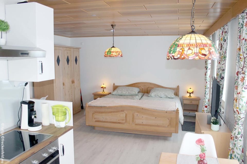 Bed, Coffee/tea facilities, Kitchen or kitchenette, Photo of the whole room, Dining area, Food, wardrobe, kitchen