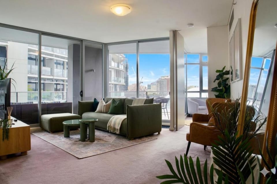 TV and multimedia, View (from property/room), Balcony/Terrace, Living room, Seating area, City view, Garden view, Lake view, Pool view, River view, Sea view, Street view