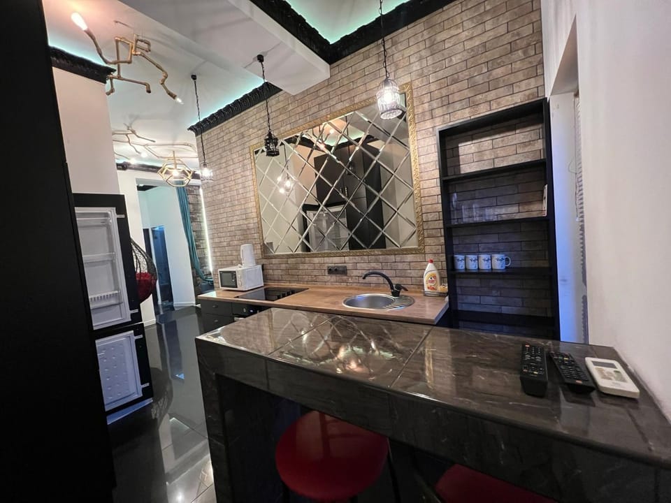 Kitchen or kitchenette, minibar