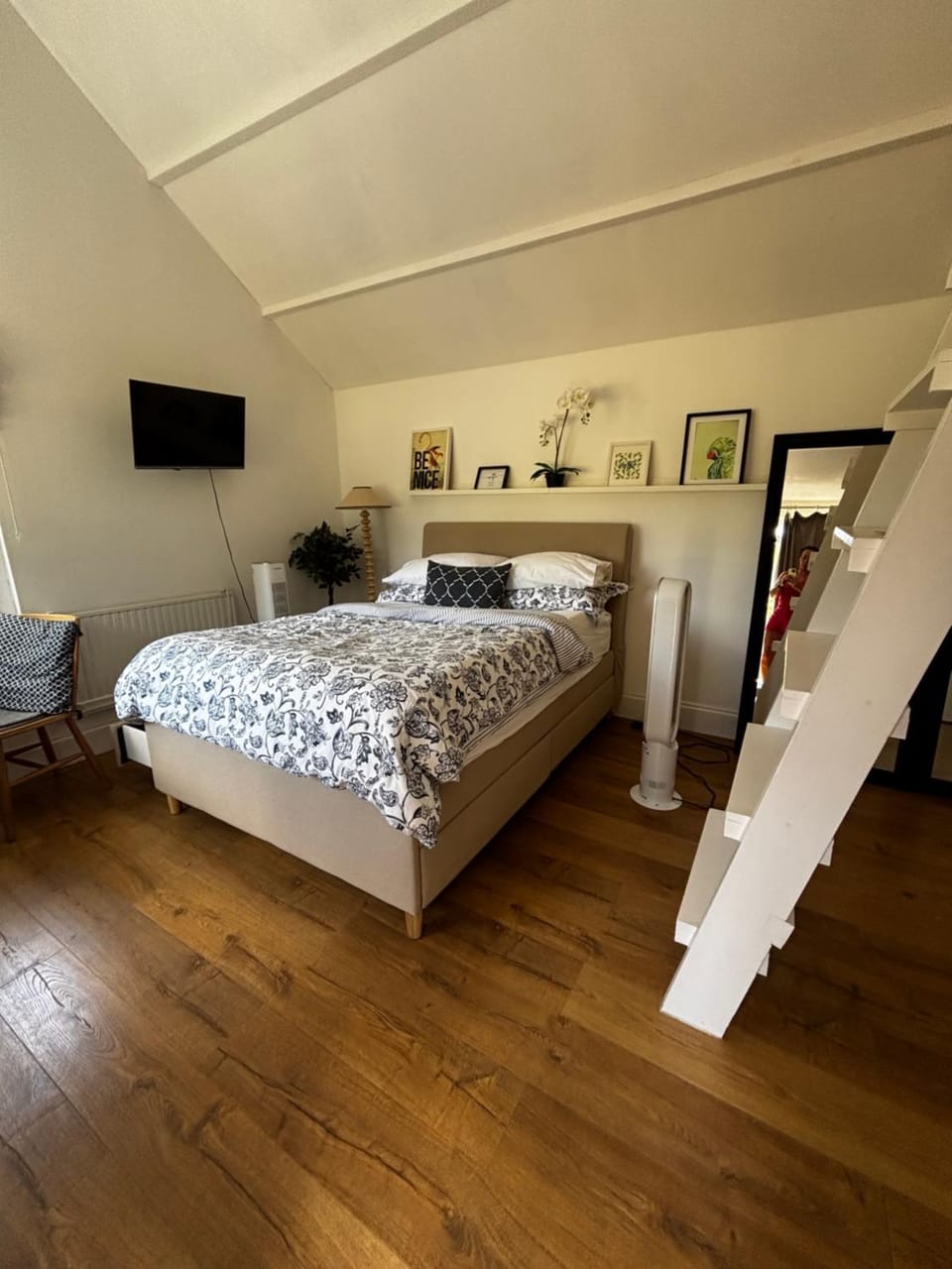 Scandi style Cabin in large garden beautiful views Cabin in Borough of Waverley