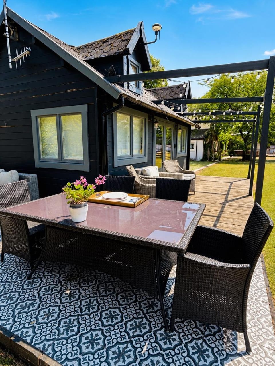 Scandi style Cabin in large garden beautiful views Cabin in Borough of Waverley