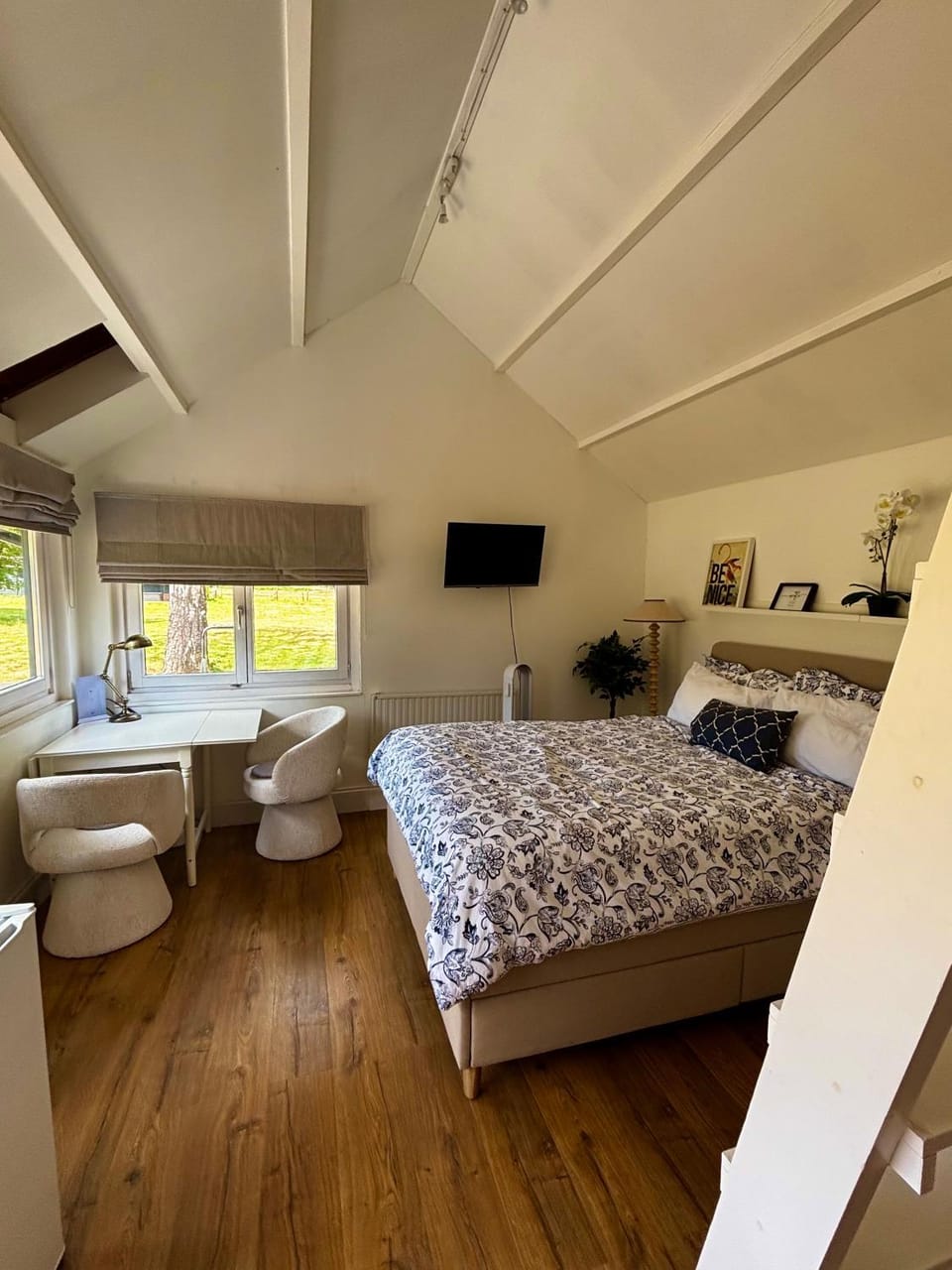 Scandi style Cabin in large garden beautiful views Cabin in Borough of Waverley