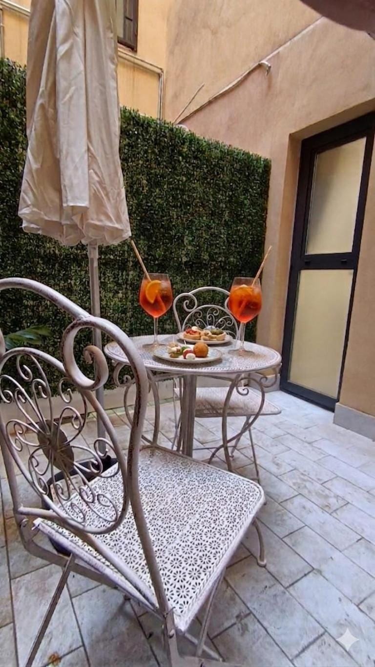 Day, Food and drinks, Food, Inner courtyard view