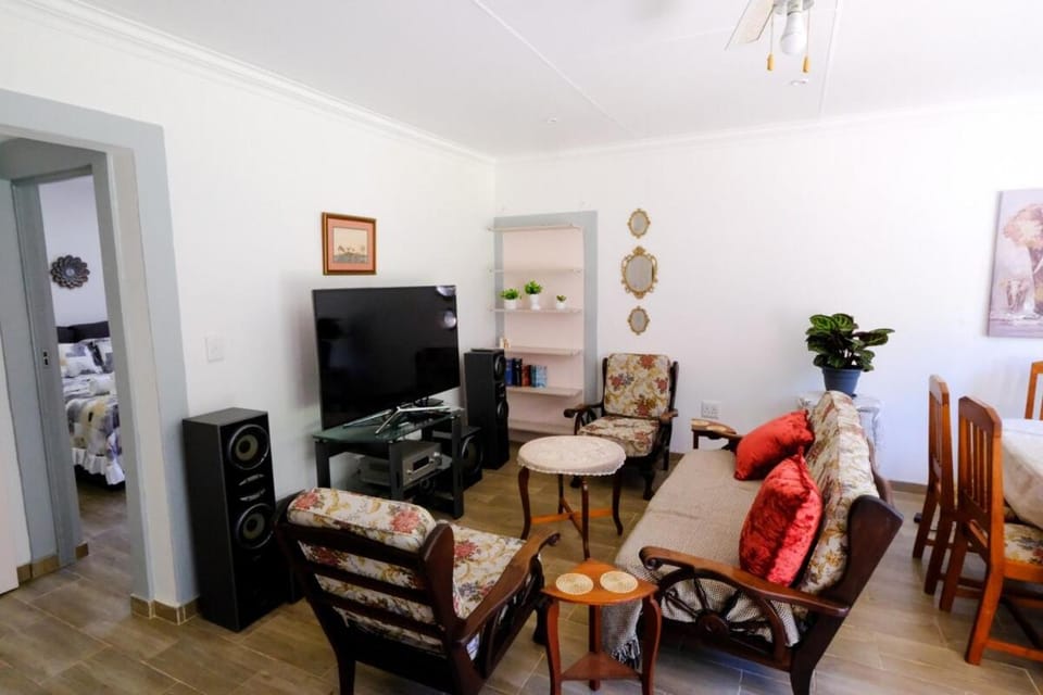 Out of The Blue - Guest Cottage Apartment in Roodepoort