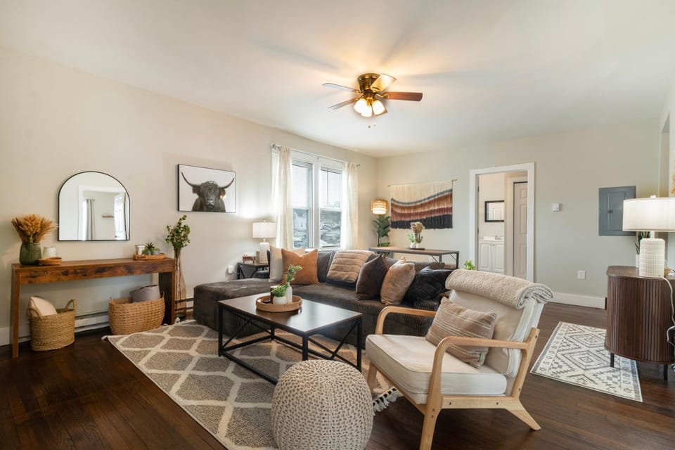 Stylish 2 Bedroom Groton Getaway Close to Everything Apartment in New London