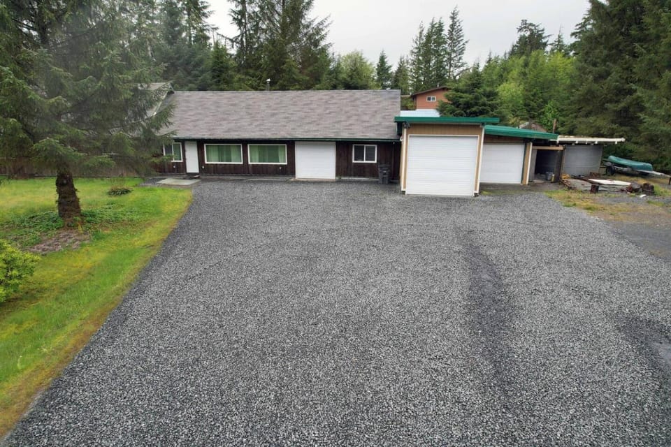 The Ten Mile House – Walk to Beach + Boat Parking House in Alaska