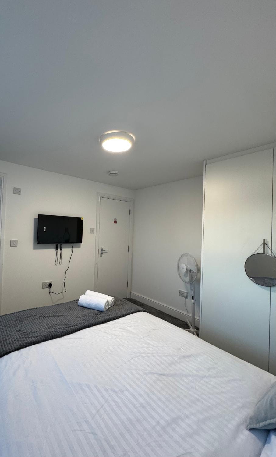 Bed, TV and multimedia, Bedroom, wardrobe