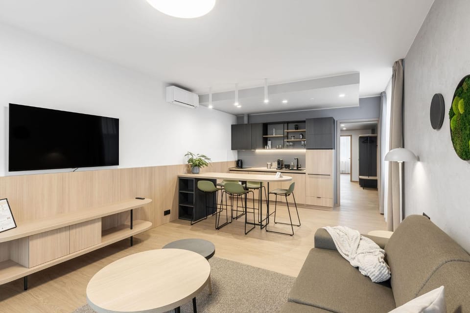 TV and multimedia, Coffee/tea facilities, Kitchen or kitchenette, Living room, Photo of the whole room, Seating area, Dining area, dishwasher, microwave, oven, stove, toaster, kitchen, air conditioner