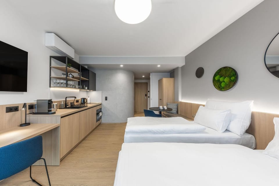 Bed, TV and multimedia, Coffee/tea facilities, Kitchen or kitchenette, Living room, Photo of the whole room, Seating area, Bedroom, microwave, oven, stove, toaster, kitchen, air conditioner