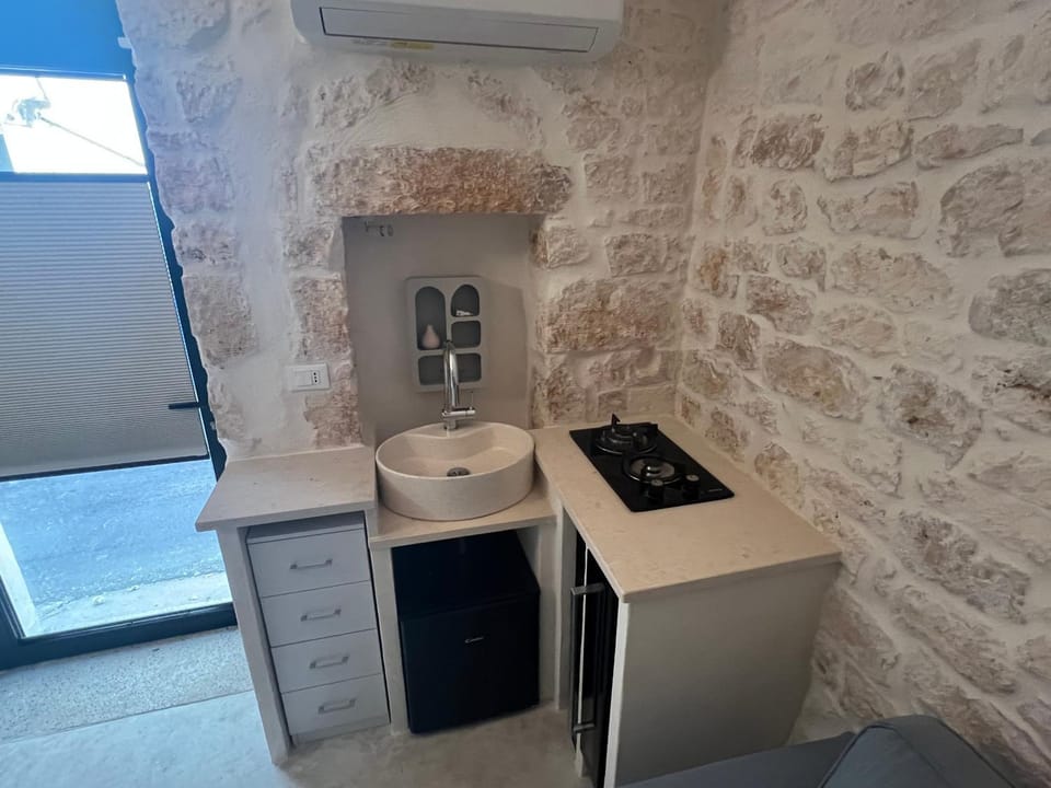 Kitchen or kitchenette, minibar