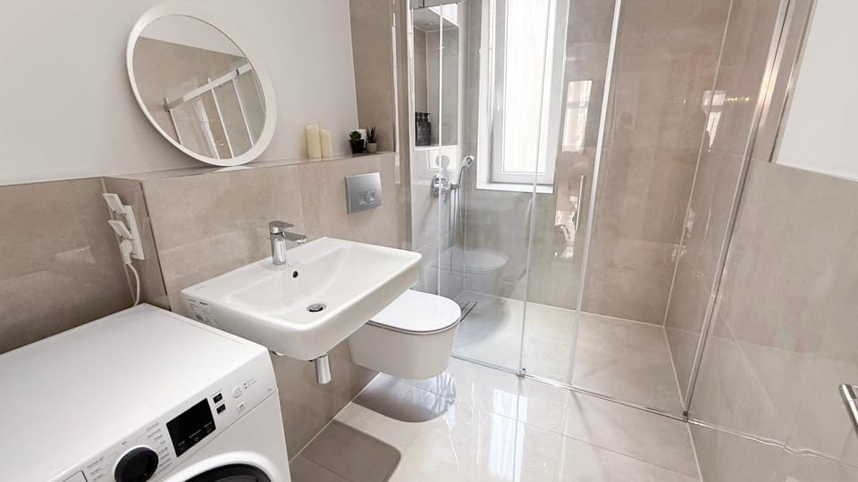 Shower, Toilet, Bathroom, towels
