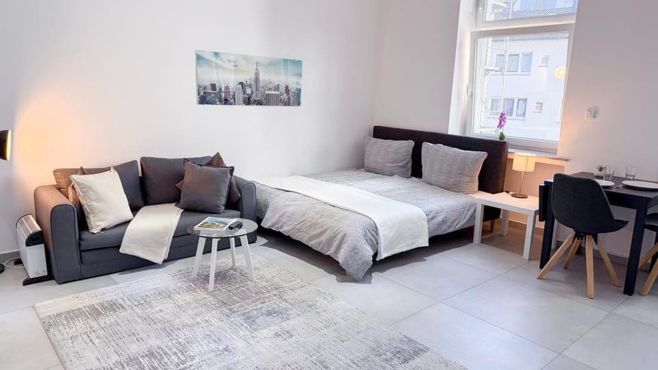 Bed, Photo of the whole room, Seating area, Dining area, Bedroom