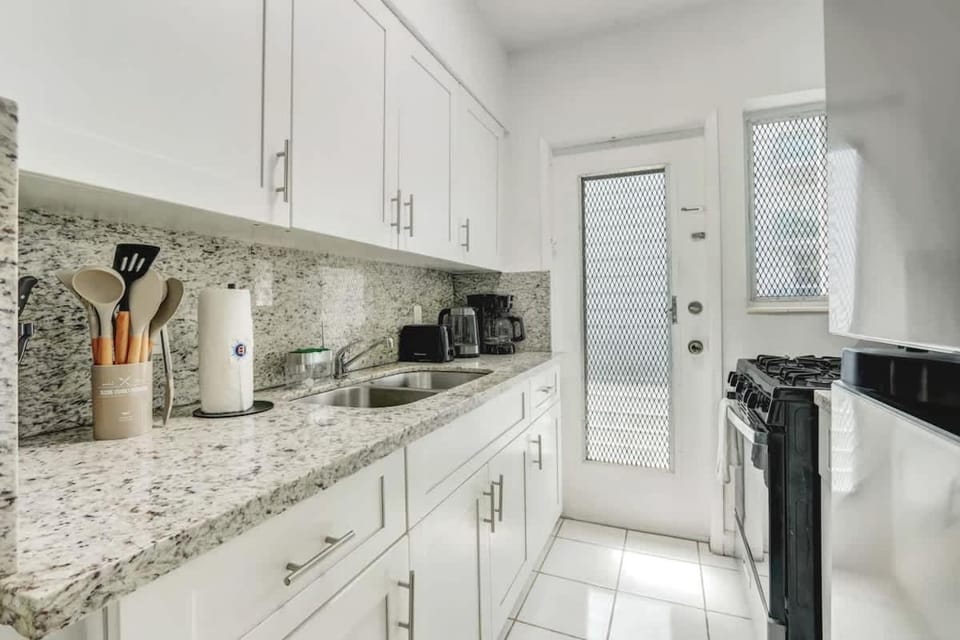 Miami Beach 1BR Apt with 3 Queens & Workspace Apartment in South Beach Miami