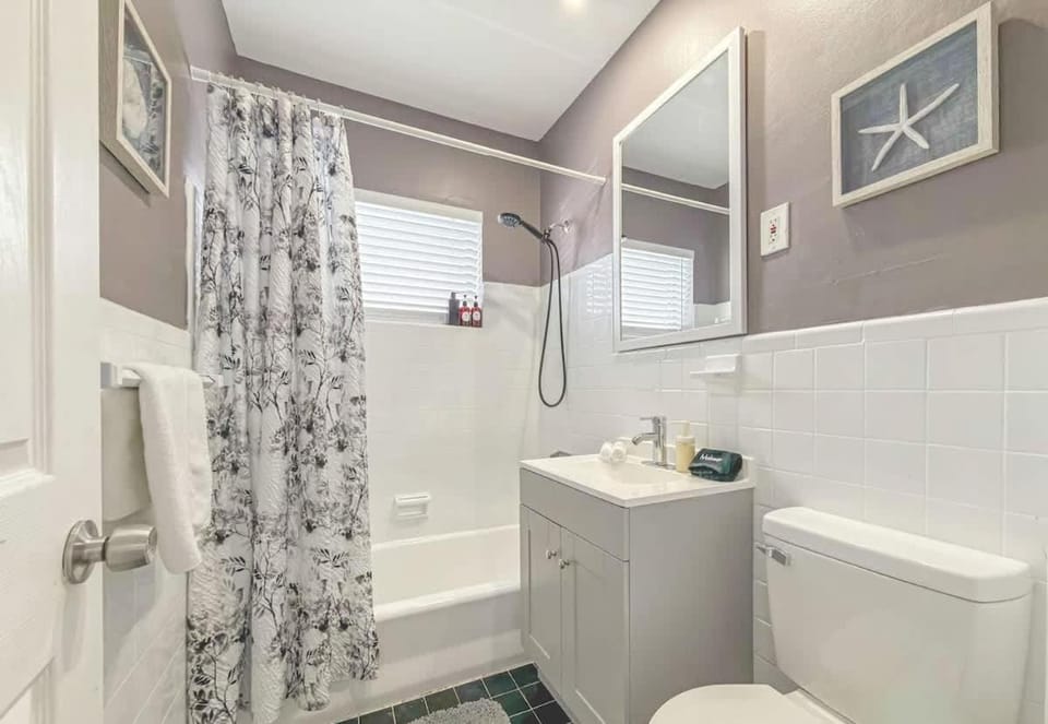 Miami Beach 1BR Apt with 3 Queens & Workspace Apartment in South Beach Miami