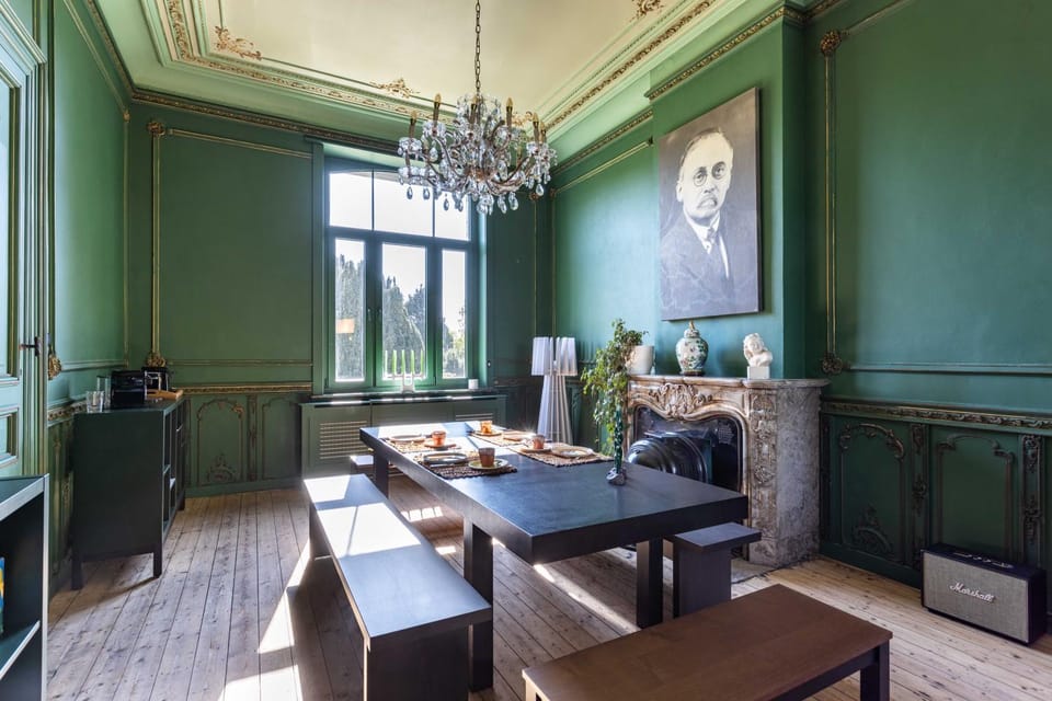 Photo of the whole room, Decorative detail, Seating area, Dining area, fireplace