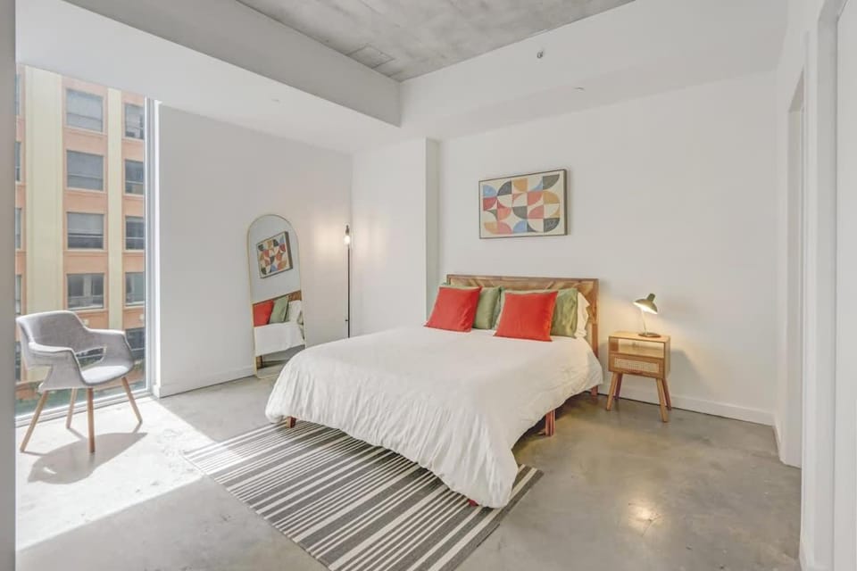 Downtown Miami Condo with Balcony & Rooftop Pool House in Miami