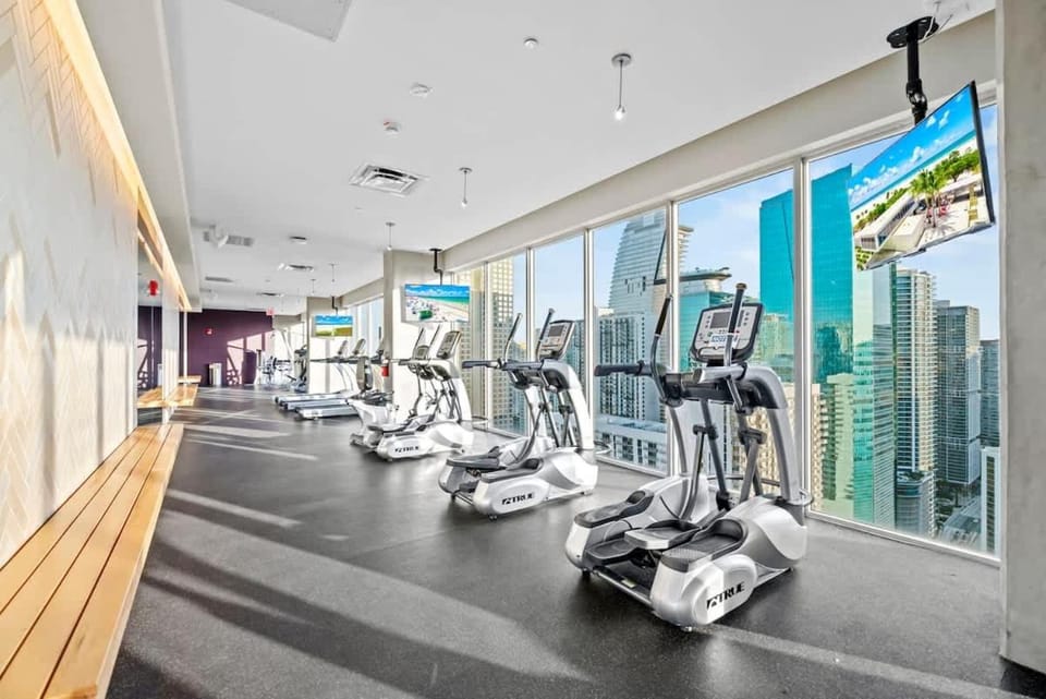 Downtown Miami Condo with Balcony & Rooftop Pool House in Miami