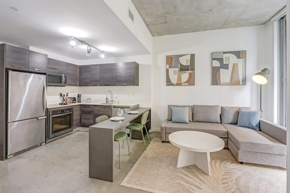 Downtown Miami Condo with Balcony & Rooftop Pool House in Miami