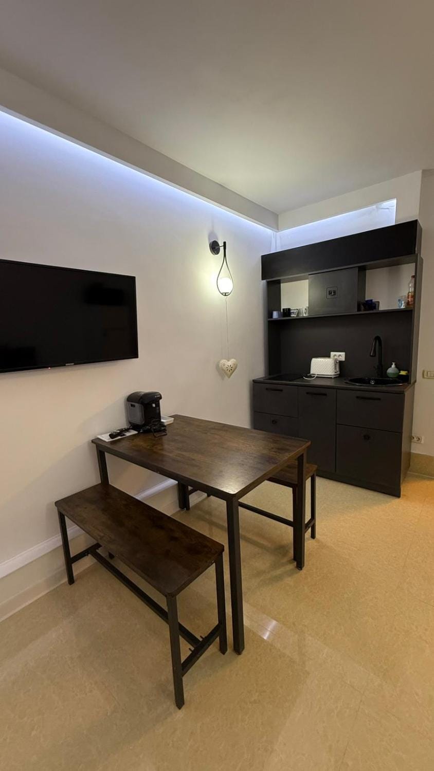 Kitchen or kitchenette, Dining area