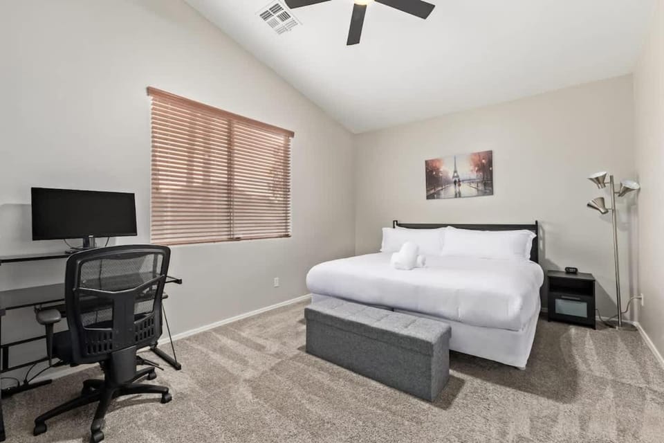 Pet-Friendly 4BR Oasis - Heated Pool Firepit & BBQ House in Gilbert