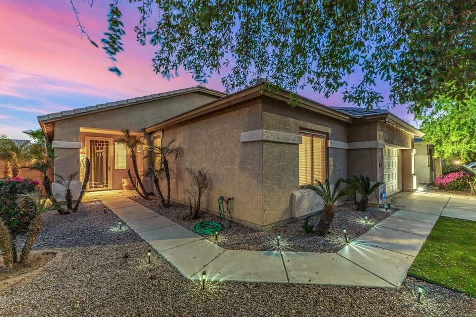 Pet-Friendly 4BR Oasis - Heated Pool Firepit & BBQ House in Gilbert