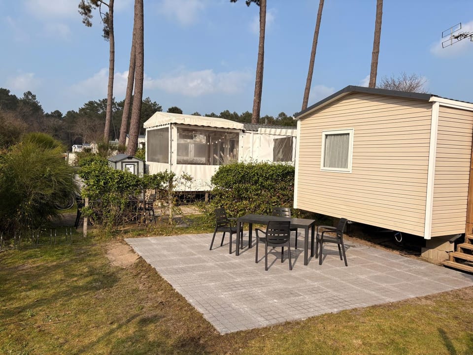 Property building, Patio, Balcony/Terrace, Dining area, Garden view