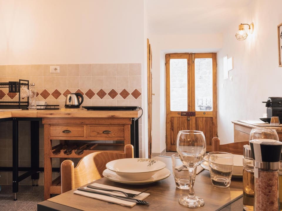 Coffee/tea facilities, Kitchen or kitchenette, Dining area, stove