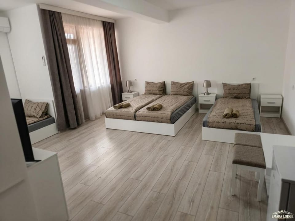 Bed, Photo of the whole room, Seating area, Bedroom
